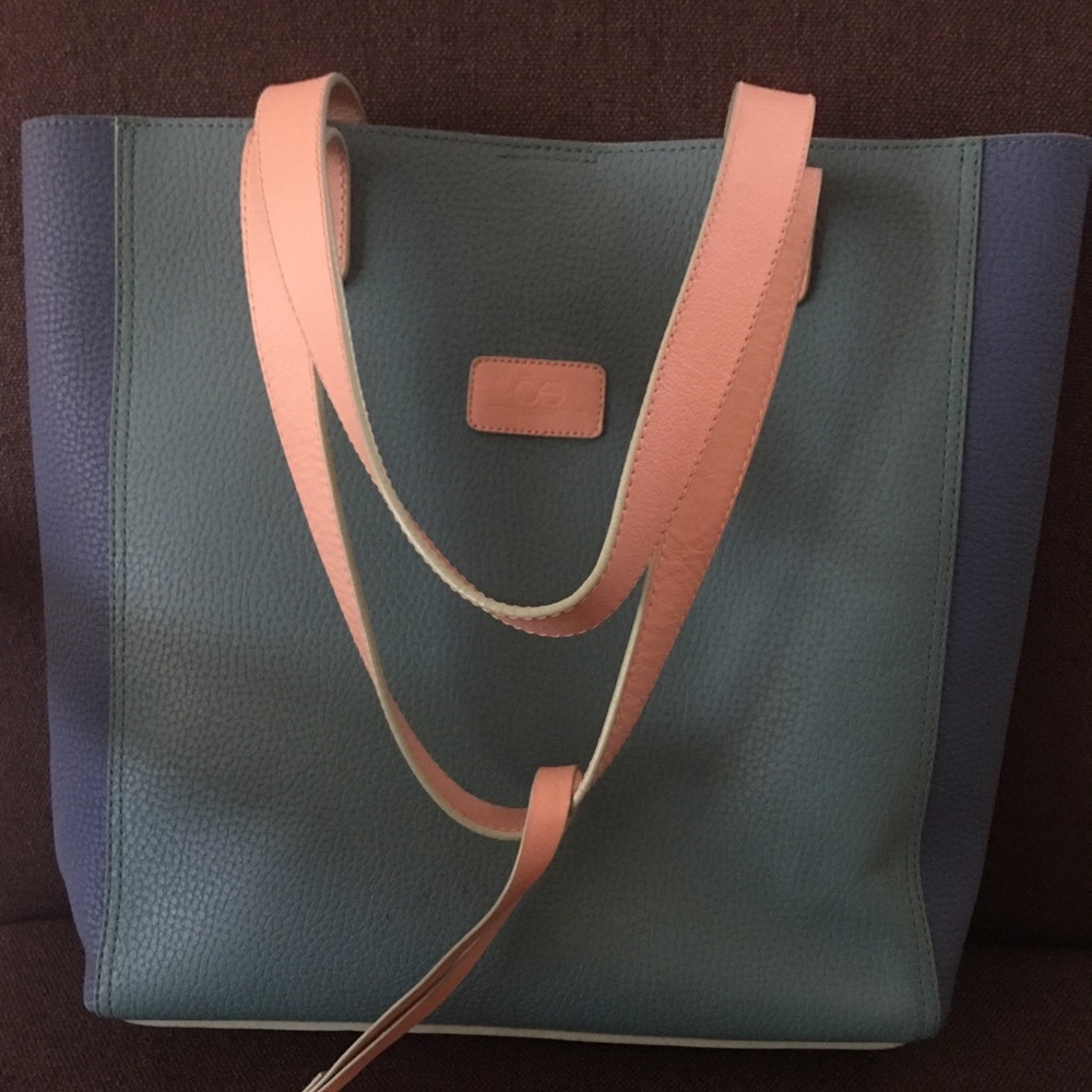 ŌE leather handbag.